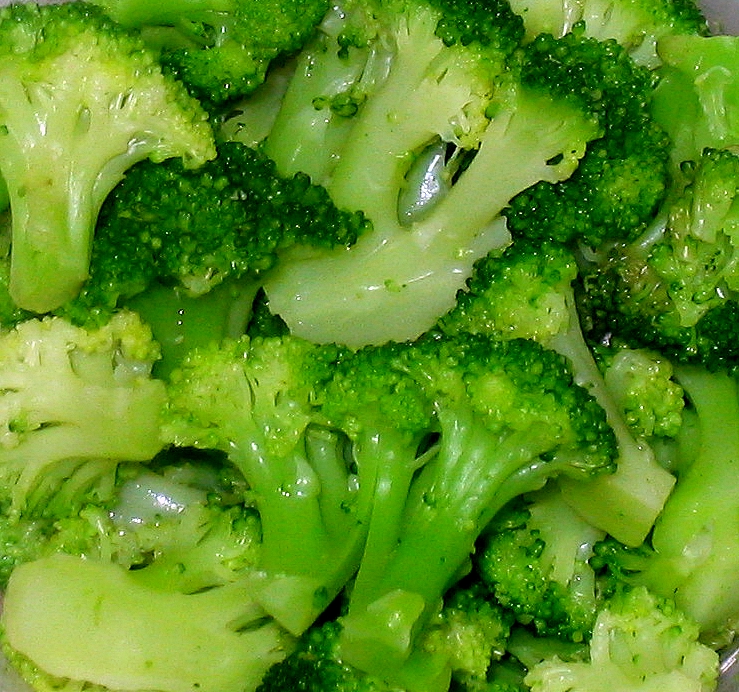 Groene broccoliroosjes in een schaal